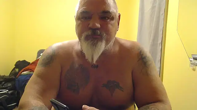 Newfiesausage1972 online show from November 2, 2:49 am