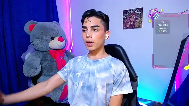 OwenBluee online show from June 2, 9:43 am