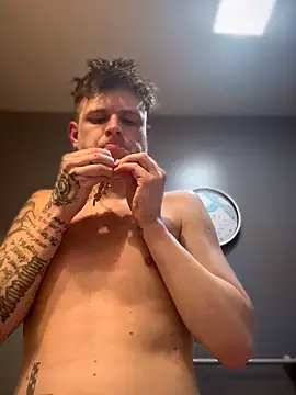 traejddd online show from May 22, 2:16 am