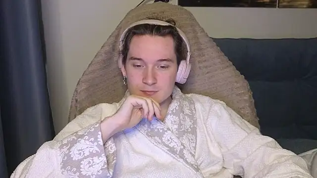 MoreRealAlex online show from May 31, 1:17 am