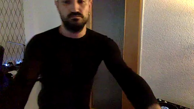 Snapshot of tomz0819 chatting on March 15, 3:37 pm tomz0819 online show from March 15, 3:37 pm