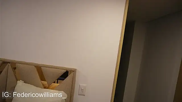 Snapshot of Derek_w chatting on February 14, 6:45 am Derek w online show from February 14, 6:45 am