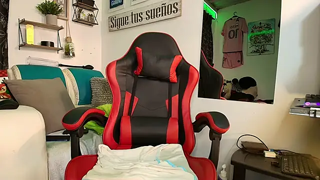 Leenar Key online show from October 31, 3:59 pm