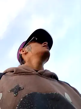 Snapshot of Cuervo_maniaco chatting on December 20, 10:43 pm Cuervo maniaco online show from December 20, 10:43 pm