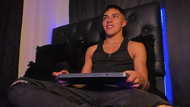 Snapshot of James1lee_ chatting on December 24, 2:54 am James1lee online show from December 24, 2:54 am