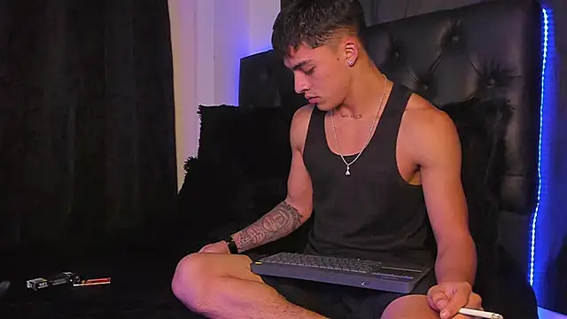 Snapshot of James1lee_ chatting on December 16, 2:36 am James1lee online show from December 16, 2:36 am