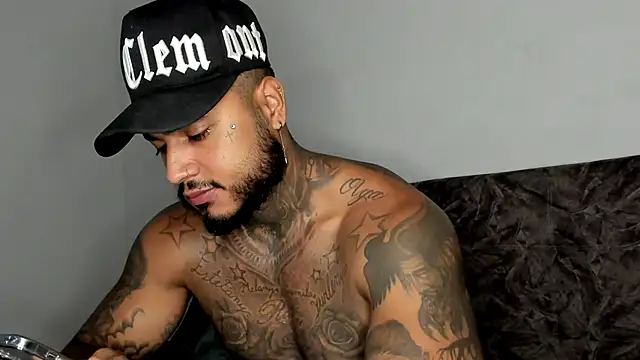 Snapshot of Exotic_tatto27121 chatting on September 11, 4:22 am Exotic tatto27121 online show from September 11, 4:22 am