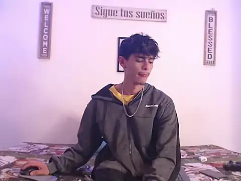 Snapshot of harrytomson_1 chatting on January 20, 4:21 am harrytomson 1 online show from January 20, 4:21 am