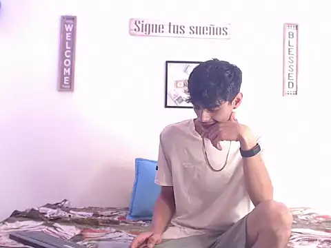 Snapshot of harrytomson_1 chatting on January 24, 1:36 pm harrytomson 1 online show from January 24, 1:36 pm