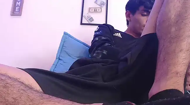 Snapshot of harrytomson_1 chatting on February 12, 11:20 pm harrytomson 1 online show from February 12, 11:20 pm