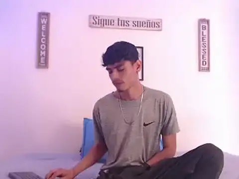 Snapshot of harrytomson_1 chatting on December 28, 3:27 pm harrytomson 1 online show from December 28, 3:27 pm