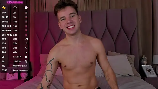 ArthurWhitee online show from December 14, 4:01 am