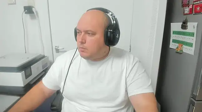 Snapshot of BigromeoXX chatting on December 11, 9:11 pm BigromeoXX online show from December 11, 9:11 pm