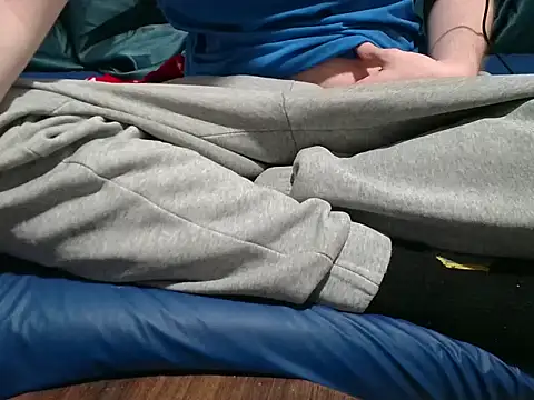 Snapshot of krissraw chatting on October 18, 1:21 am krissraw online show from October 18, 1:21 am