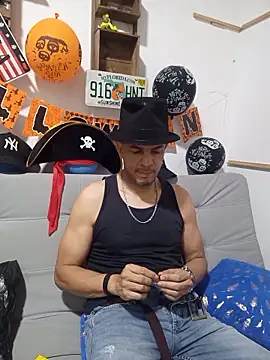 latinmartin73 online show from October 31, 12:34 am