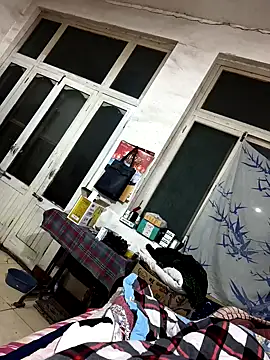 huzi518 online show from February 1, 1:30 pm