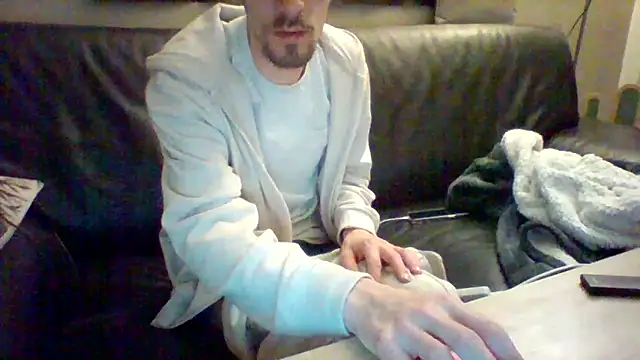 Snapshot of passif520 chatting on February 8, 9:04 pm passif520 online show from February 8, 9:04 pm