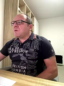 coupleLatinaLovers online show from December 17, 6:09 am