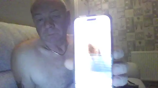 Snapshot of gibbo62 chatting on September 14, 10:45 pm gibbo62 online show from September 14, 10:45 pm