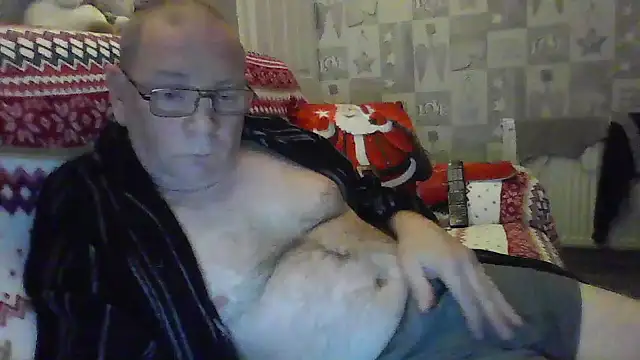 Snapshot of gibbo62 chatting on December 13, 12:09 am gibbo62 online show from December 13, 12:09 am