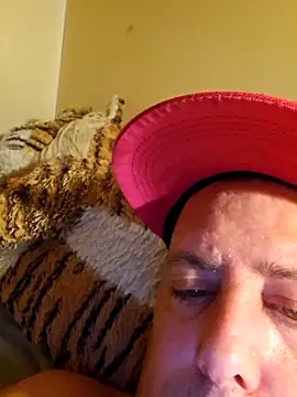 Snapshot of HeteroHotGuy1 chatting on October 21, 9:28 pm HeteroHotGuy1 online show from October 21, 9:28 pm