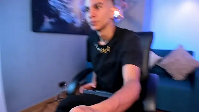 Aaron Scoot online show from April 20, 8:44 pm