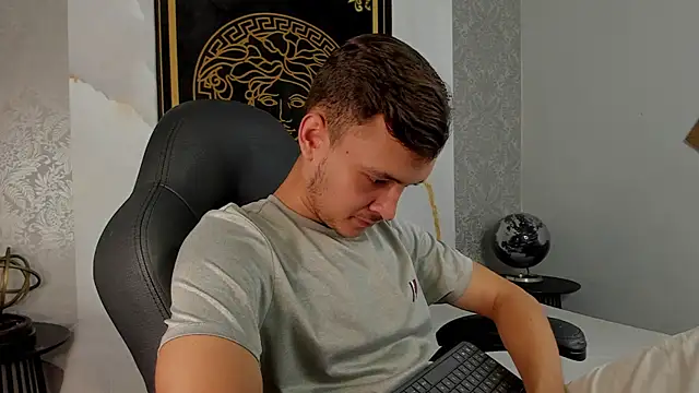 Desmon Clark online show from March 4, 9:00 pm