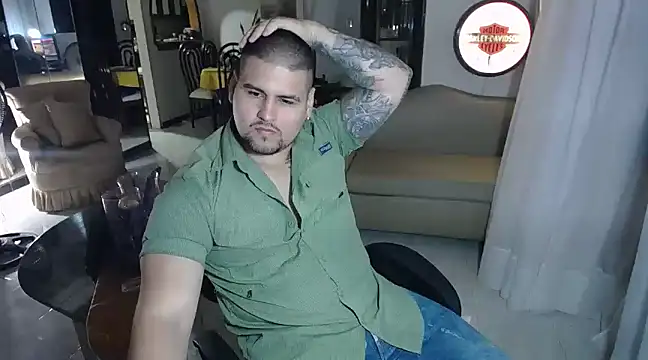 Snapshot of pitbullveryhot chatting on February 15, 3:42 am pitbullveryhot online show from February 15, 3:42 am