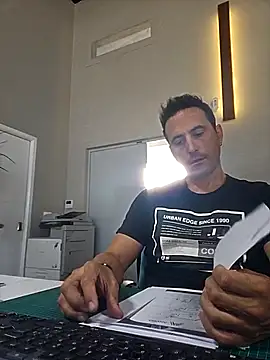 Snapshot of Lucas___81 chatting on October 18, 9:25 am Lucas   81 online show from October 18, 9:25 am