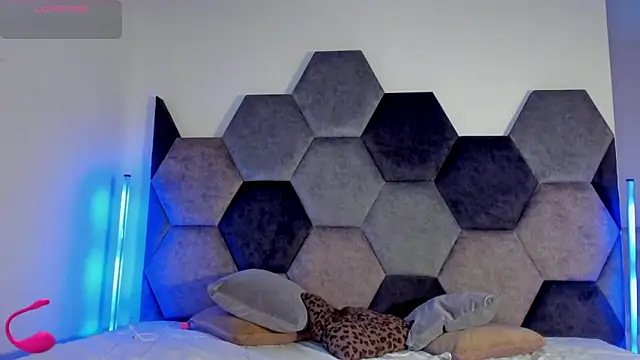 Latrellx7 online show from February 8, 7:14 am