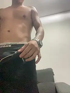 LCarreraa online show from March 8, 6:30 am