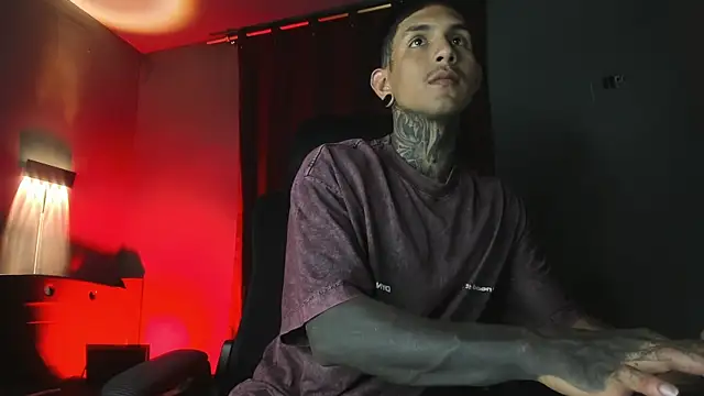 Travistanner 28 online show from April 4, 3:47 am