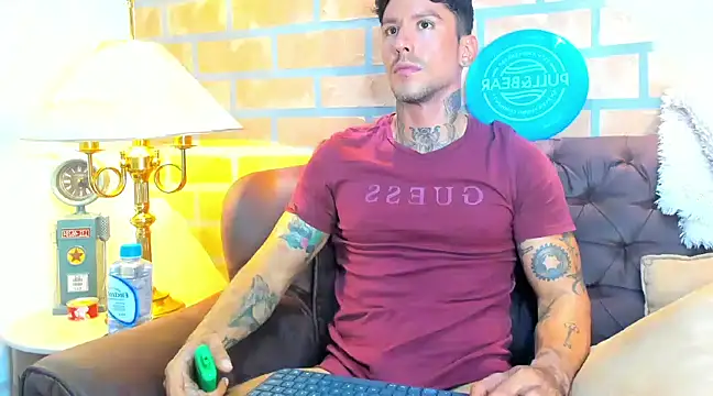 Snapshot of Dylanstonne chatting on February 28, 10:17 pm Dylanstonne online show from February 28, 10:17 pm