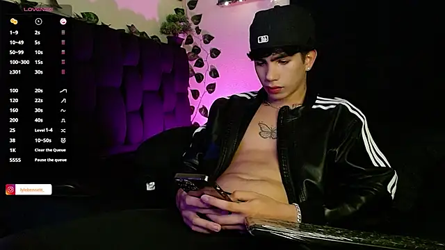 LyleBennett  online show from February 3, 9:41 am