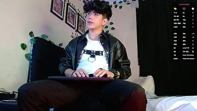 LyleBennett  online show from March 4, 10:57 am