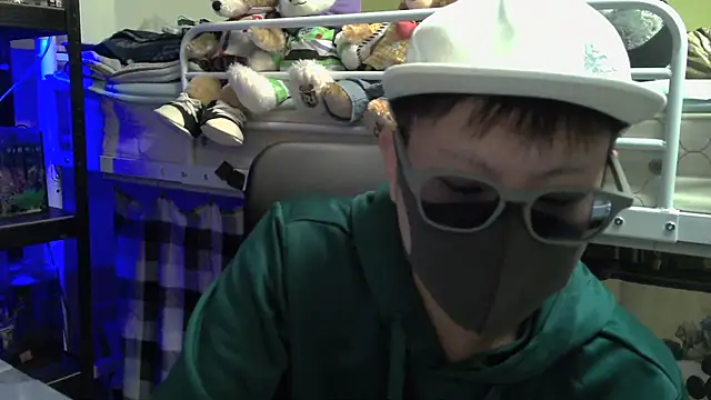 Snapshot of Owl1216 chatting on December 10, 12:16 pm Owl1216 online show from December 10, 12:16 pm