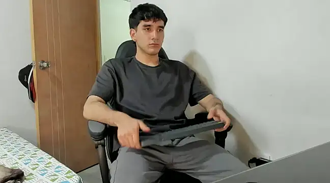 leo030809 online show from December 2, 10:10 pm