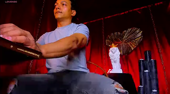 Levis bigmen online show from December 15, 1:43 pm