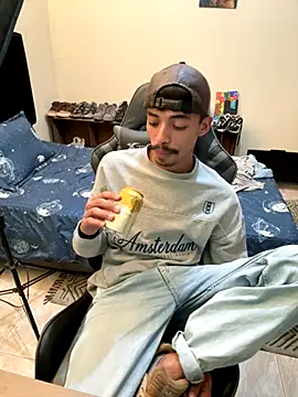 Snapshot of twink_latino5 chatting on November 1, 1:20 am twink latino5 online show from November 1, 1:20 am