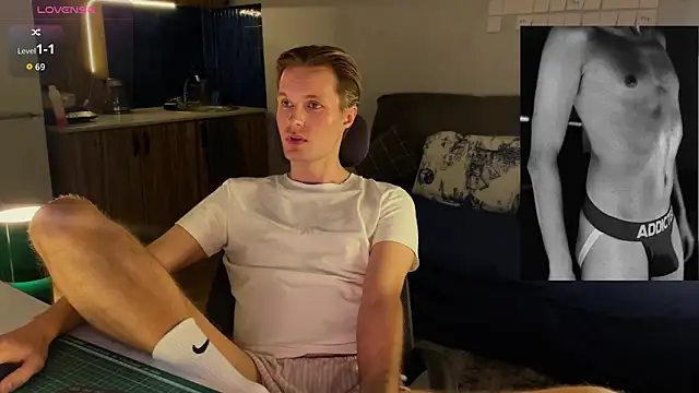 Leonnextdoor online show from February 8, 7:40 pm