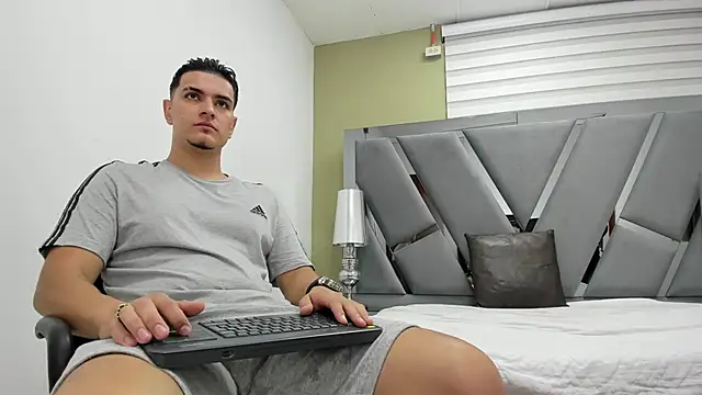 DAVID VICTORIAA online show from June 9, 1:02 pm