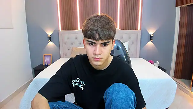 Tommy18   online show from November 12, 3:45 am