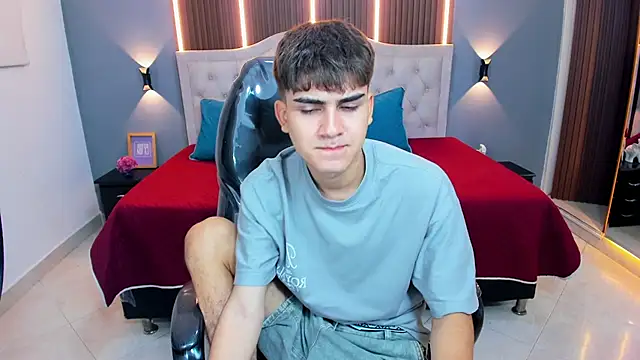 Tommy18   online show from February 10, 3:33 am