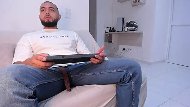 arturguy00 online show from March 1, 8:10 pm