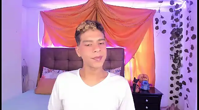 Snapshot of Ethan_Boyy chatting on March 6, 5:43 pm Ethan Boyy online show from March 6, 5:43 pm