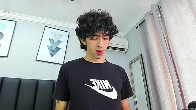 Alezzandro  online show from February 19, 2:23 pm