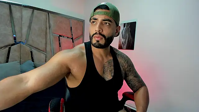 LeandroRusso online show from February 1, 8:05 pm