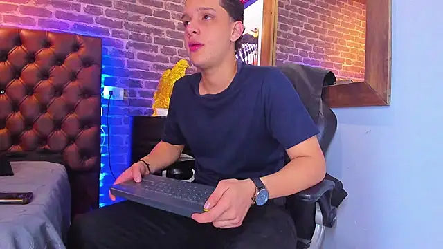 Snapshot of Thomas_May4rs chatting on February 13, 3:50 am Thomas May4rs online show from February 13, 3:50 am