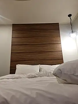 offwhite777 online show from December 4, 1:07 pm