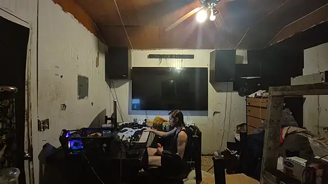 nuttyking2022 online show from December 4, 8:32 am